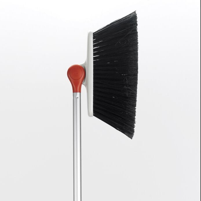 Any-Angle Broom - US 9253