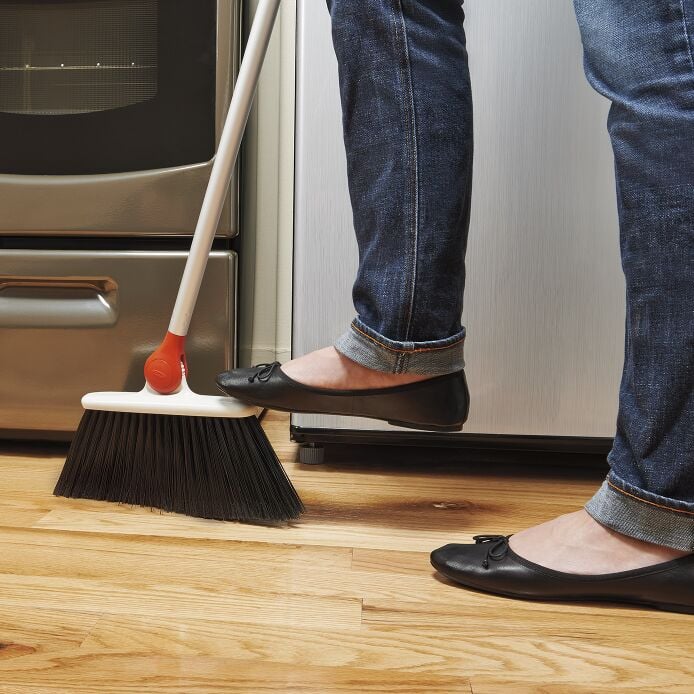 Any-Angle Broom - US 9253