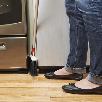 Any-Angle Broom - US 9253